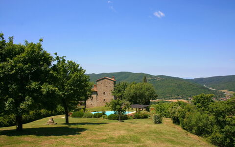 Torre di Vignale: Lucht, Fabriek, Azure, Natuurlijk Landschap, Land Lot, Boom, Gras, Vegetation, Berg, Huis