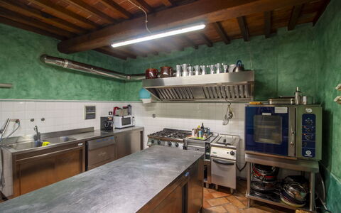 Torre di Vignale: Keuken, Countertop, Toestel Van De Keuken, Interieur Ontwerp, Flooring, Plafond, Verlichting, Meubilair, Major Appliance, Fornuis
