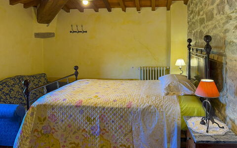 Torre di Vignale: Meubilair, Muur, Slaapkamer, Interieur Ontwerp, Bed, Hout, Laken, Flooring, Linens, Kamer