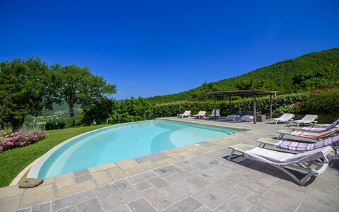 Torre di Vignale: Heuvel, Zwembad, Bergketen, Buitenmeubels, Eco Hotel, Flagstone, Toevlucht, Ridge, Landscaping, Tropen