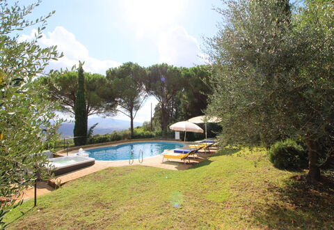 Villino Alba: Water, Fabriek, Lucht, Wolk, Zwembad, Boom, Schaduw, Paraplu, Buitenmeubels, Gras