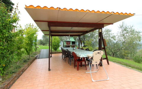 Casa Bella: Fabriek, Tafel, Eigendom, Lucht, Boom, Schaduw, Buitenmeubels, Gebouw, Buitentafel, Deur