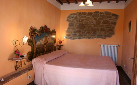 Podere della Crocchia: Slaapkamer, Kamer, Bed, Eigendom, Meubilair, Laken, Muur, Interieur Ontwerp, Bed Frame, Onroerend Goed