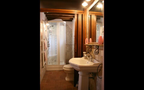 Podere della Crocchia: Badkamer, Kamer, Eigendom, Interieur Ontwerp, Verlichting, Huis, Gebouw, Huis, Meubilair, Plafond
