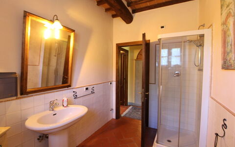La Quiete: Eigendom, Kamer, Badkamer, Gebouw, Interieur Ontwerp, Muur, Huis, Badkamerkast, Wastafel, Onroerend Goed