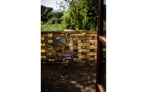 Villa degli Olivi: Fabriek, Meubilair, Stoel, Rechthoek, Hout, Natuurlijk Landschap, Boom, Gras, Trunk, Font