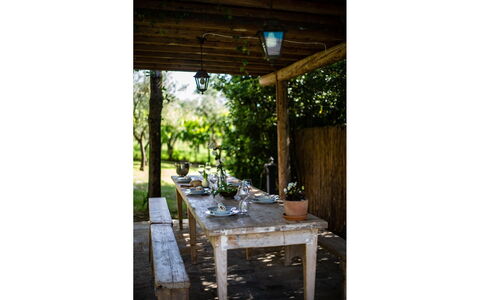 Villa degli Olivi: Fabriek, Tafel, Gebouw, Hout, Schaduw, Boom, Buitentafel, Buitenmeubels, Straal, Veranda