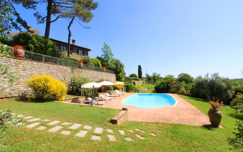 Villa Verniana: Fabriek, Lucht, Eigendom, Water, Boom, Natuur, Azure, Gebouw, Land Lot, Buitenmeubels