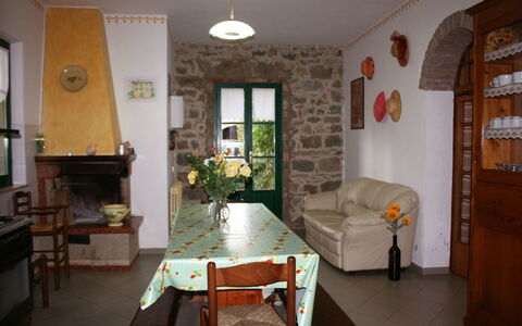 Villa Cantagallo: Kamer, Eigendom, Gebouw, Huis, Meubilair, Interieur Ontwerp, Verdieping, Tafel, Onroerend Goed, Eetkamer