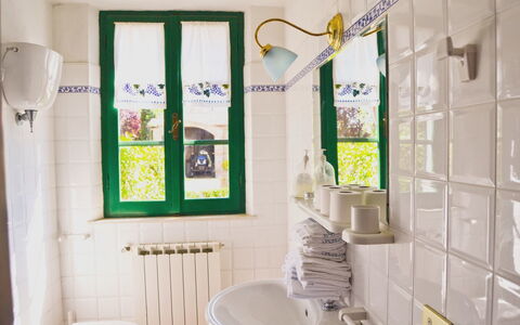 Villa Cantagallo: Badkamer, Kamer, Groen, Eigendom, Geel, Interieur Ontwerp, Muur, Huis, Tegel, Huis