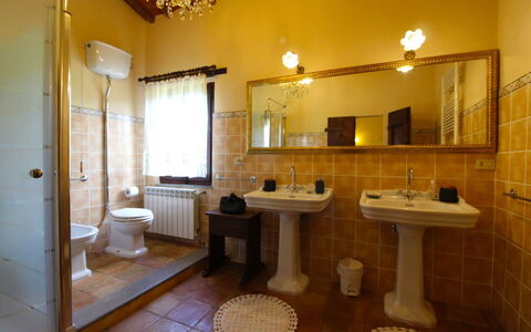 Villa Cecilia: Badkamer, Kamer, Eigendom, Interieur Ontwerp, Gebouw, Verdieping, Meubilair, Tegel, Loodgieterswerkinrichting, Huis