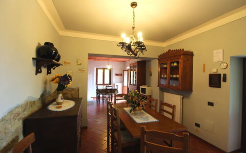 Agriturismo Arcobaleno: Kamer, Eigendom, Eetkamer, Meubilair, Gebouw, Interieur Ontwerp, Plafond, Verdieping, Huis, Hardwood