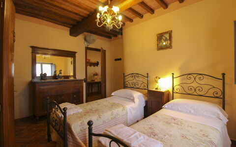 Agriturismo Ca di Vestro: Muur, Interieur Ontwerp, Meubilair, Plafond, Slaapkamer, Verdieping, Flooring, Bed, Kamer, Verlichting