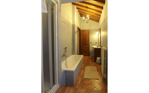 Agriturismo Ca di Vestro: Flooring, Verdieping, Muur, Interieur Ontwerp, Loodgieterswerkinrichting, Hout, Plafond, Badkamer, Verlichting, Loodgieter