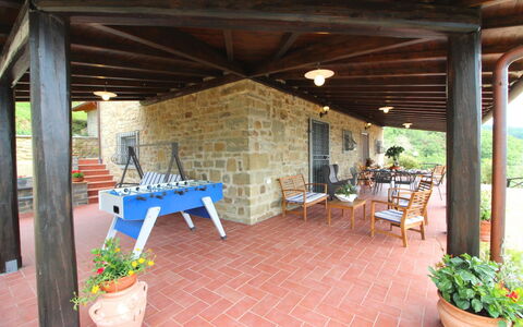 Agriturismo Ca di Vestro: Fabriek, Meubilair, Bloem, Gebouw, Eigendom, Bloempot, Tafel, Kamerplant, Stoel, Buitenmeubels