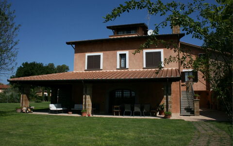 Villa Iris: Lucht, Fabriek, Gebouw, Eigendom, Venster, Boom, Huis, Schaduw, Gras, Siding