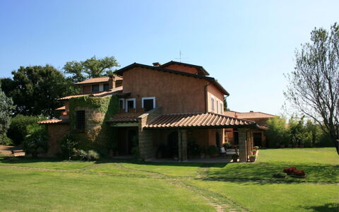 Villa Iris: Lucht, Fabriek, Gebouw, Venster, Boom, Huis, Natuurlijk Landschap, Land Lot, Gras, Verblijf