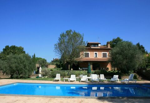 Villa Iris: Lucht, Water, Gebouw, Fabriek, Eigendom, Venster, Boom, Huis, Zwembad, Land Lot