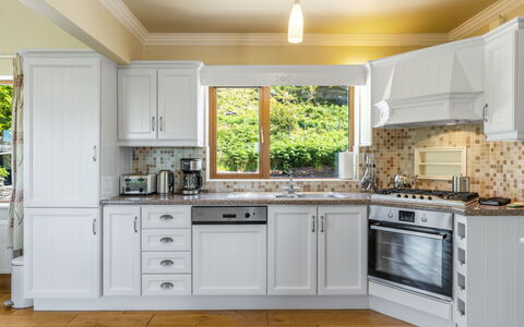 Cuascrome: Cabinetry, Countertop, Toestel Van De Keuken, Keuken, Fornuis, Hout, Huishoudapparatuur, Lade, Interieur Ontwerp, Beits