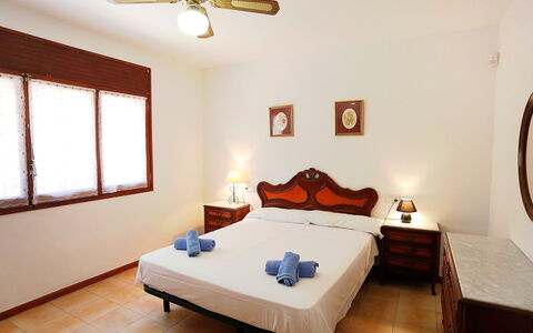 El Rinconcito: Slaapkamer, Kamer, Bed, Meubilair, Eigendom, Laken, Bed Frame, Interieur Ontwerp, Verdieping, Matras