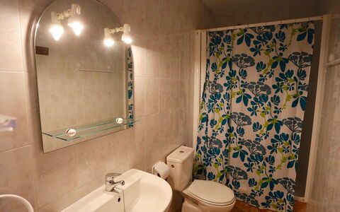 El Rinconcito: Badkamer, Eigendom, Kamer, Tegel, Muur, Loodgieterswerkinrichting, Wastafel In De Badkamer, Toilet, Interieur Ontwerp, Badkamer Accessoire