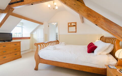 1 School Cottages: Meubilair, Eigendom, Wit, Comfort, Cabinetry, Gebouw, Hout, Venster, Bed Frame, Lade