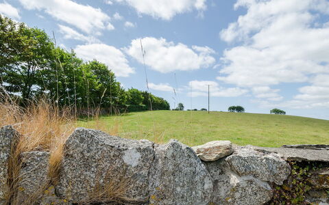 1 School Cottages: Muur, Stenen Muur,  Felsen\, Lucht, Gras, Grassenfamilie, Boom, Wolk, Landschap, Ruïnes