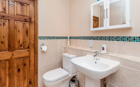 1 School Cottages: Spiegel, Kraan, Loodgieterswerkinrichting, Eigendom, Wastafel, Wastafel In De Badkamer, Wit, Badkamer, Purper, Interieur Ontwerp