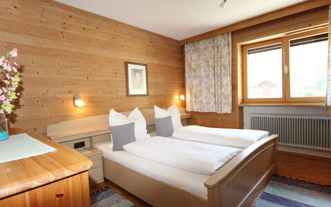 Arlberg: Slaapkamer, Kamer, Meubilair, Bed, Eigendom, Interieur Ontwerp, Bed Frame, Plafond, Matras, Laken