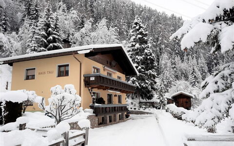 Arlberg: Sneeuw, Gebouw, Fabriek, Venster, Wit, Berg, Natuur, Boom, Huis, Helling