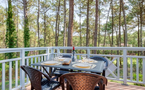 Domaine Golf Resort: Tafel, Eigendom, Meubilair, Fabriek, Hout, Boom, Interieur Ontwerp, Lucht, Buitenmeubels, Stoel
