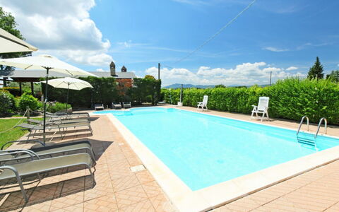 Castiglione del Lago 130: Wolk, Water, Lucht, Fabriek, Zwembad, Azure, Schaduw, Boom, Buitenmeubels, Rechthoek