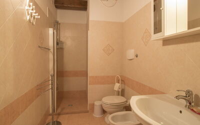 Villastrada 130.3: Kraan, Loodgieterswerkinrichting, Wastafel, Wastafel In De Badkamer, Eigendom, Spiegel, Gebouw, Badkamer, Purper, Interieur Ontwerp