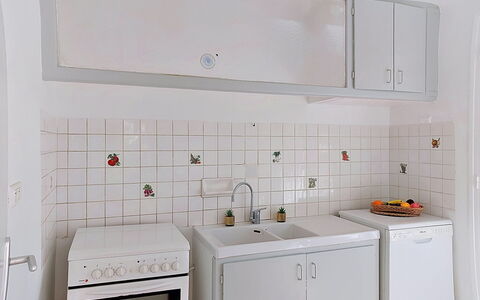 Les Hirondelles: Keuken, Flooring, Countertop, Gootsteen, Wastafel, Major Appliance, Toestel Van De Keuken, Verdieping, Interieur Ontwerp, Loodgieterswerkinrichting