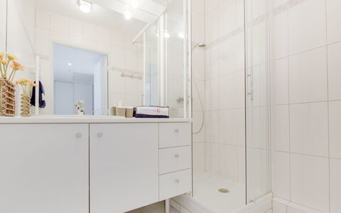 Cavalaire 170: Kamer, Eigendom, Badkamer, Meubilair, Tegel, Interieur Ontwerp, Verdieping, Onroerend Goed, Architectuur, Materiële Goederen