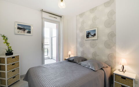 Cavalaire 170: Slaapkamer, Kamer, Meubilair, Bed, Eigendom, Laken, Muur, Bed Frame, Interieur Ontwerp, Bedding