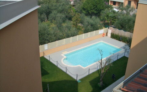 Il Piccolo: Eigendom, Zwembad, Gras, Huis, Onroerend Goed, Backyard, Gebouw, Kunstgras, Rechthoek, Architectuur