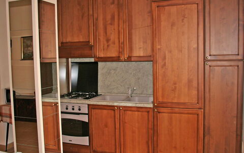 Il Piccolo: Meubilair, Cabinetry, Countertop, Kamer, Keuken, Kast, Beits, Eigendom, Hardwood, Multiplex