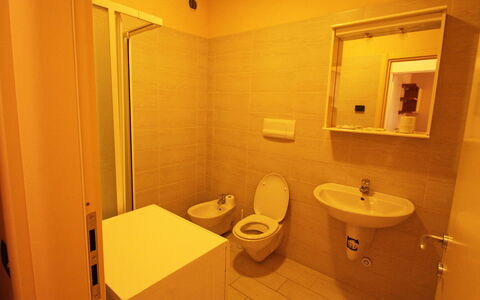 Il Piccolo: Kamer, Badkamer, Eigendom, Loodgieterswerkinrichting, Toilet, Interieur Ontwerp, Architectuur, Wastafel In De Badkamer, Toilet, Wastafel