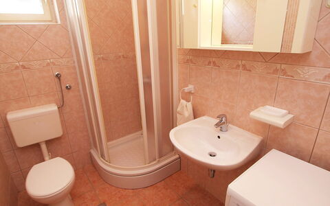 Vodice 116: Badkamer, Eigendom, Kamer, Tegel, Muur, Wc Bril, Loodgieterswerkinrichting, Toilet, Wastafel In De Badkamer, Interieur Ontwerp