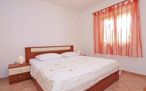 Vodice 116: Slaapkamer, Bed, Kamer, Meubilair, Eigendom, Laken, Bed Frame, Muur, Verdieping, Bedding