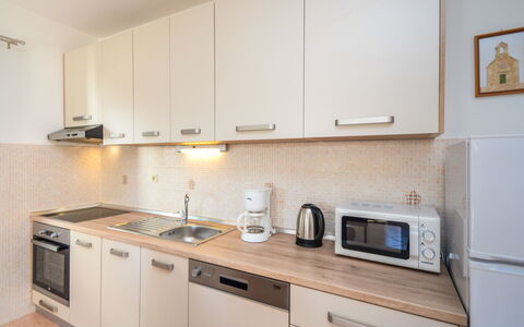 Vodice 116: Cabinetry, Countertop, Eigendom, Gebouw, Meubilair, Toestel Van De Keuken, Fornuis, Gootsteen, Wastafel, Keuken