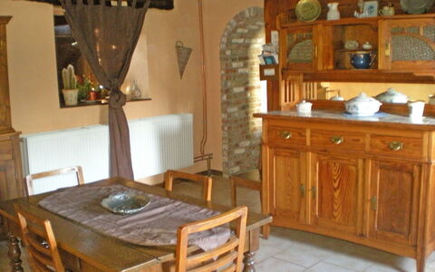 Ma Campagne: Meubilair, Kamer, Eigendom, Tafel, Verdieping, Beits, Interieur Ontwerp, Gebouw, Hardwood, Cabinetry