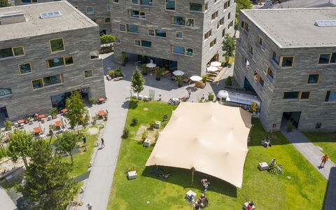 Laax 600: Gebouw, Eigendom, Venster, Fabriek, Natuur, Infrastructuur, Tent, Boom, Land Lot, Stedelijk Ontwerp