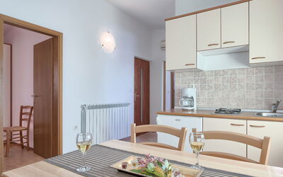 Ulika 102.2: Kraan, Meubilair, Eigendom, Countertop, Wastafel, Loodgieterswerkinrichting, Cabinetry, Tafel, Hout, Keuken