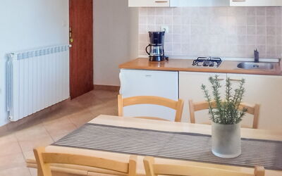 Jasen 102.1: Tafel, Meubilair, Eigendom, Fabriek, Countertop, Product, Hout, Gebouw, Gootsteen, Keuken
