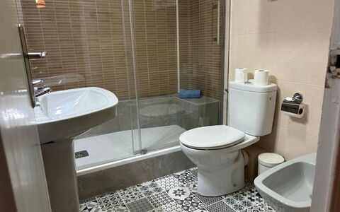 Eixample Esq Rocafort Diputacio: Wc Bril, Badkamer, Toilet, Loodgieterswerkinrichting, Flooring, Verdieping, Interieur Ontwerp, Wastafel, Loodgieter, Wastafel In De Badkamer