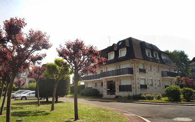 Deauville-Trouville 191: Fabriek, Lucht, Gebouw, Eigendom, Venster, Boom, Huis, Land Lot, Stedelijk Ontwerp, Weg Oppervlak