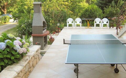 Neda: Eigendom, Huis, Onroerend Goed, Gras, Boom, Huis, Tafel, Gebouw, Vakantie, Backyard