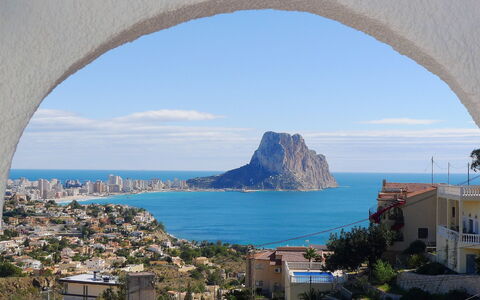Vista Ifach: Water, Lucht, Gebouw, Venster, Wolk, Azure, Blauw, Fabriek, Kust En Oceanic Landvormen, Meer